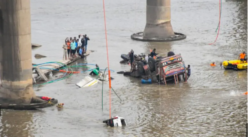 ਗੁਜਰਾਤ ਦੇ ਵਡੋਦਰਾ ਵਿੱਚ 40 ਸਾਲ ਪੁਰਾਣਾ ਪੁਲ ਡਿੱਗਿਆ, 8 ਵਿਅਕਤੀਆਂ ਦੀ ਹੋਈ ਮੌਤ