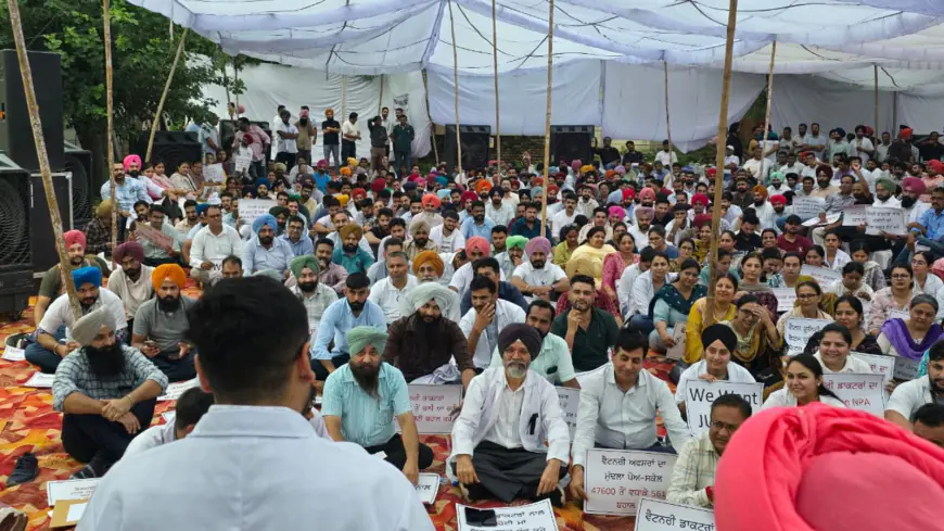 ਖਟਕੜ ਕਲਾਂ ਵਿੱਚ ਵੈਟਰਨਰੀ ਡਾਕਟਰਾਂ ਨੇ ਤਨਖਾਹ ਸਮਾਨਤਾ ਲਈ ਪੰਜਾਬ ਸਰਕਾਰ ਖਿਲਾਫ਼ ਕੀਤਾ ਪ੍ਰਦਰਸ਼ਨ 