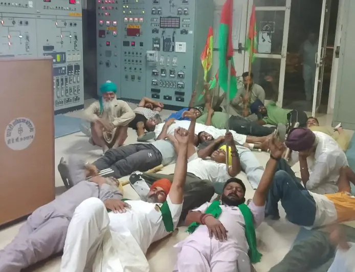 ਪੰਜਾਬ ਵਿੱਚ ਬਿਜਲੀ ਕੱਟਾਂ ਕਾਰਨ ਹਾਲਾਤ ਤਣਾਓਪੂਰਨ, ਸਬ-ਸਟੇਸ਼ਨਾਂ ’ਤੇ ਪ੍ਰਦਰਸ਼ਨ ਤੇ ਕਰਮਚਾਰੀ ਨਿਸ਼ਾਨੇ ’ਤੇ