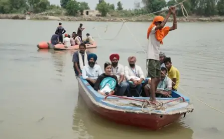 ਪੰਜਾਬ ਦੇ ਸਰਹੱਦੀ ਇਲਾਕਿਆਂ ਵਿੱਚ ਹੜ੍ਹ ਦੇ ਬਾਵਜੂਦ ਬੀਐਲਓਜ਼ ਨੇ ਕਿਸ਼ਤੀਆਂ ਰਾਹੀਂ ਪੂਰੀ ਕੀਤੀ ਵੋਟਰ ਸੂਚੀ ਸੋਧ ਦੀ ਡਿਊਟੀ