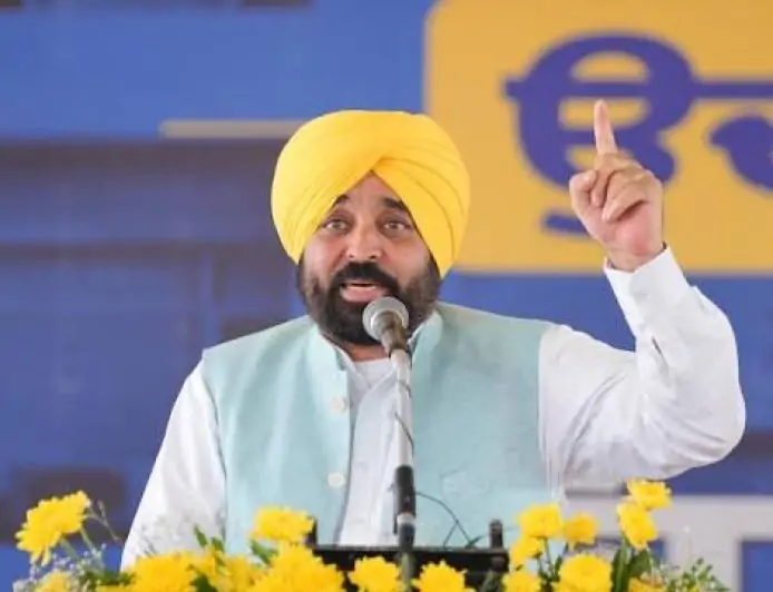 ਪੰਜਾਬ ਸਰਕਾਰ 11ਵੀਂ ਤੇ 12ਵੀਂ ਦੇ ਵਿਦਿਆਰਥੀਆਂ ਨੂੰ ਮੁੱਖ ਮੰਤਰੀ ਭਗਵੰਤ ਮਾਨ ਦੀ ਤਸਵੀਰ ਵਾਲੇ 4 ਲੱਖ ਸਕੂਲ ਬੈਗ ਵੰਡੇਗੀ
