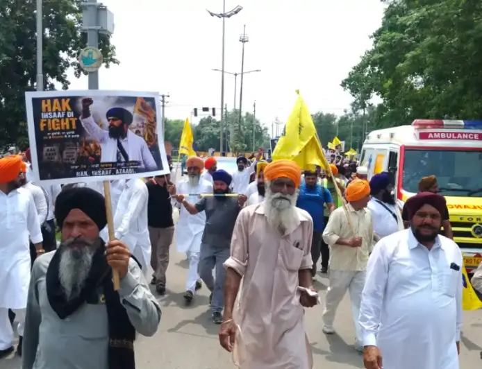 ਅੰਮ੍ਰਿਤਪਾਲ ਸਿੰਘ ਦੀ ਰਿਹਾਈ ਲਈ ‘ਵਾਰਿਸ ਪੰਜਾਬ ਦੇ’ ਦਾ ਮਾਰਚ, ਚੰਡੀਗੜ੍ਹ-ਮੋਹਾਲੀ ਹੱਦ ’ਤੇ ਪੁਲਿਸ ਨਾਲ ਝੜਪ